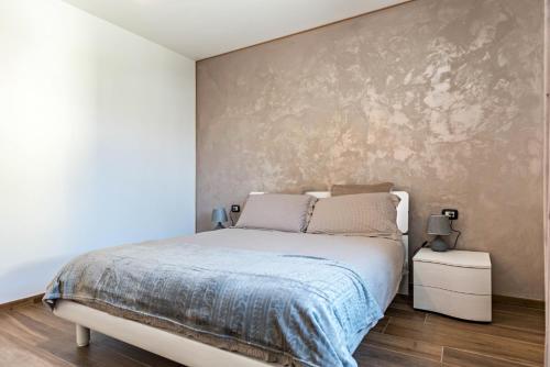 a bedroom with a large bed and a wall at Villa Vacanze Renetta in Tuenno