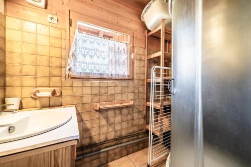 a bathroom with a sink and a shower at Chalet 6p Classique - Le Marmotton in Verchaix
