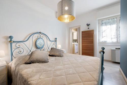 a bedroom with a large bed in a room at Casa Miki in Sarnico
