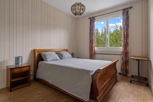 Tempat tidur dalam kamar di Chalet Echalas
