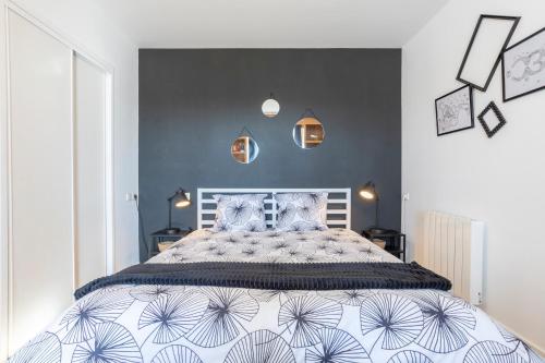 a bedroom with a large bed in a room at Superbe Duplex en centre ville in Douarnenez