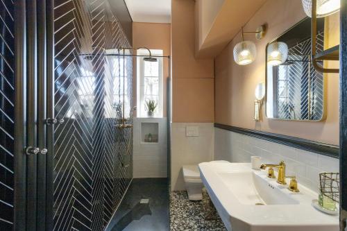 a bathroom with a sink and a mirror at Charmant appartement centre Ajaccio in Ajaccio