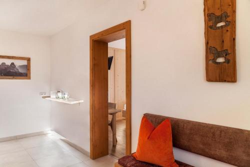 a living room with a couch and a mirror at Apartment Bergglück Stummerberg in Stummerberg