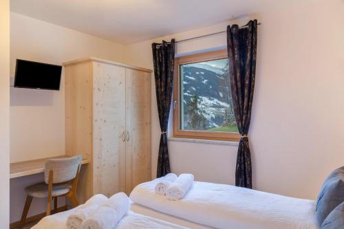 a bedroom with two beds and a window at Apartment Bergglück Stummerberg in Stummerberg