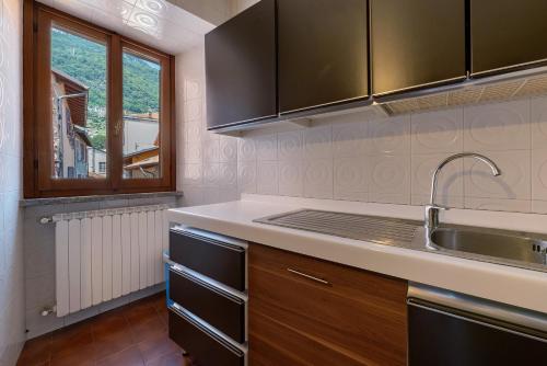 a small kitchen with a sink and a sink at Very Elegant Historic Apartment F2 in Gravedona