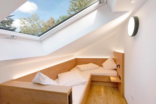 ein Zimmer mit einem Bett unter einem Fenster in der Unterkunft Kaiserchalet in Höchenschwand