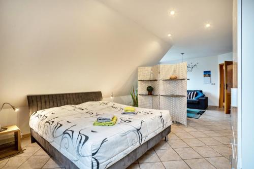 a bedroom with a bed and a living room at Ferienwohnung 'am Weidenring' in Pantelitz