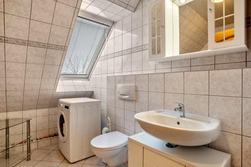 a bathroom with a sink and a toilet at Ferienwohnung 'am Weidenring' in Pantelitz