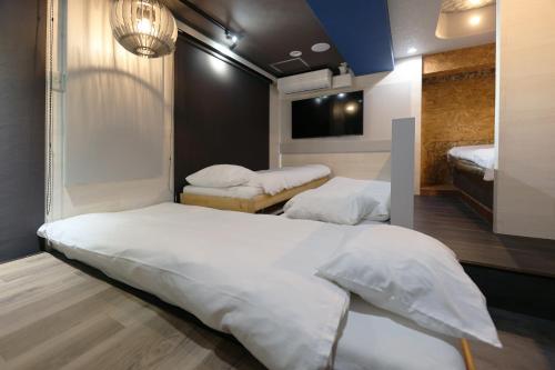 a bedroom with three beds in a room with at MolinHotels407-中山峠スキー場まで車で30分-K-beds1&S-beds3 in Jozankei