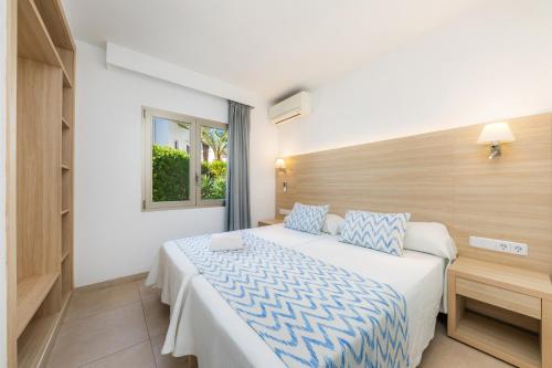 a bedroom with a bed and a window at Apartamento Bon Aire N3 in Cala Ferrera