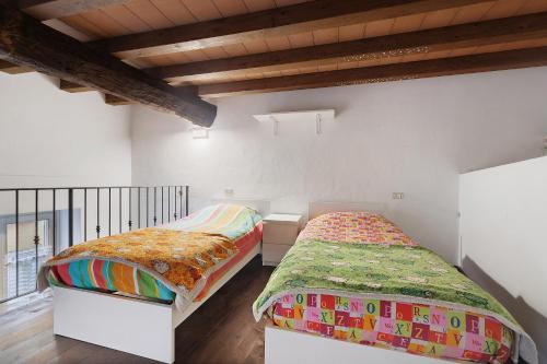 a bedroom with two beds in a room at Casa Meloria in Finale Ligure