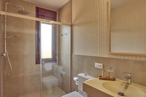 a bathroom with a shower and a sink and a toilet at Dehesa El Alcornocal in Posadas