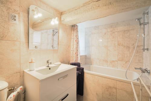 a bathroom with a sink and a bath tub at Le Douar Armor - cour intérieure in Dinan