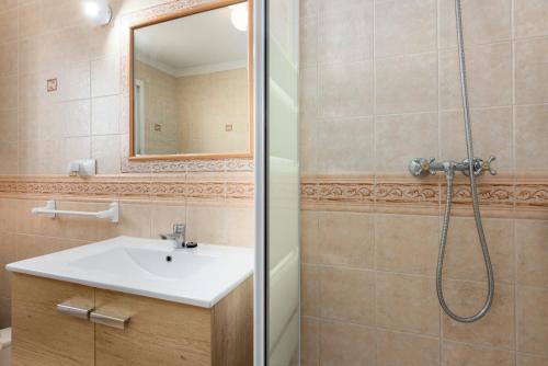 a bathroom with a sink and a shower at Casa con piscina La Madriguera in Estepona