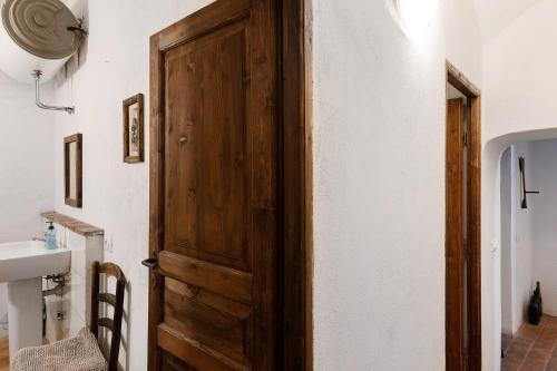 a wooden door in a room with a sink at The Gallery - Unità 16 in Baiardo
