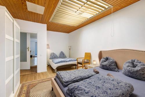 a bedroom with two beds and a couch at Balingen Apartment in Balingen