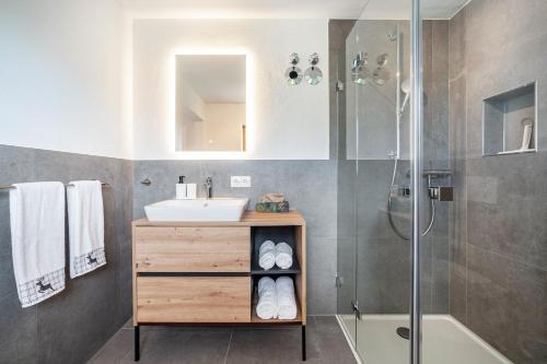 a bathroom with a sink and a shower at Allpano Pension und Ferienwohnungen in Dietmannsried