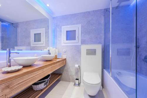 a bathroom with two sinks and a tub and a toilet at Ull de Bou in Port de Pollensa
