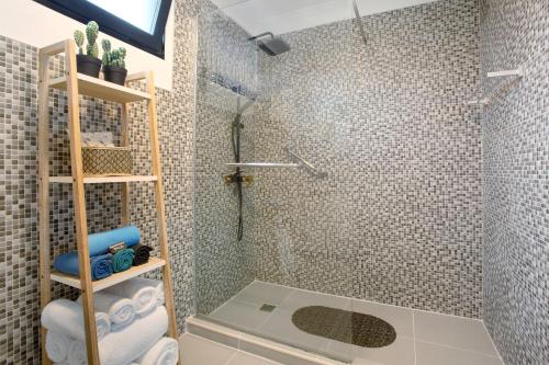a bathroom with a shower with a glass shower stall at Maravilha da Costa in Ponta do Pargo