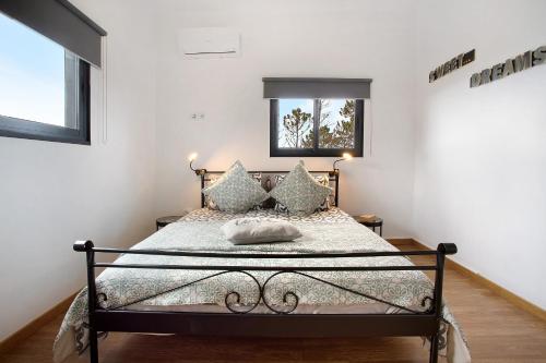 a bedroom with a bed in a room at Maravilha da Costa in Ponta do Pargo