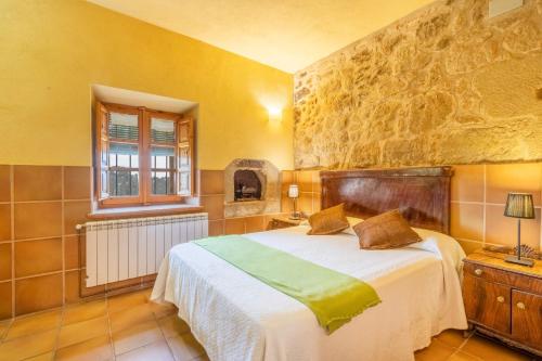 a bedroom with a bed in a room with yellow walls at Cal Viudet in Caserras