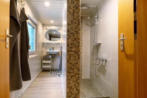 a bathroom with a shower and a sink at Urlaub an der Elbmündung in Neuenkirchen