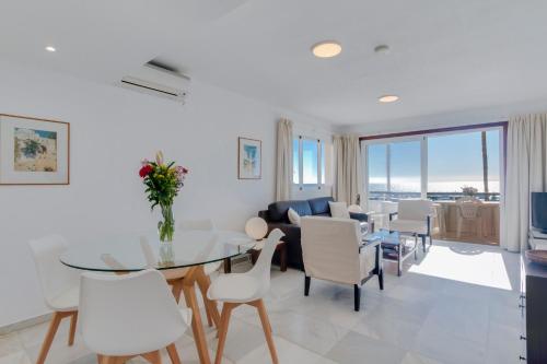 Apartment Facing the Sea and Marina
