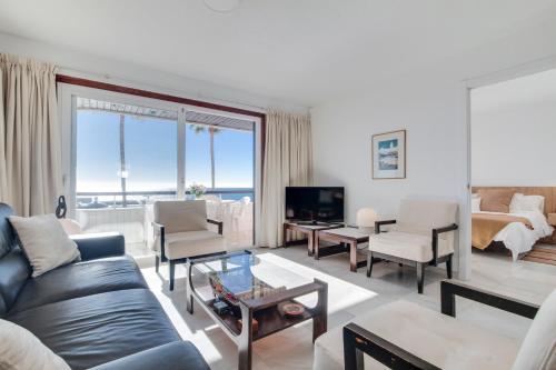 Apartment Facing the Sea and Marina