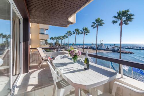 Apartment Facing the Sea and Marina