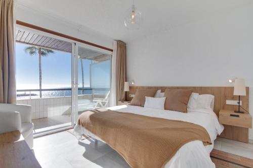 Apartment Facing the Sea and Marina