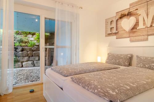 a bedroom with a bed and a window at Ferienwohnung in ruhiger Lage in Überlingen