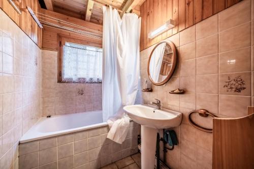 a bathroom with a sink and a bath tub at Chalet 4p Classique-Les Ancolies in Verchaix