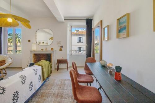 a living room with a bed and a table and chairs at Superbe appartement centre Ajaccio in Ajaccio
