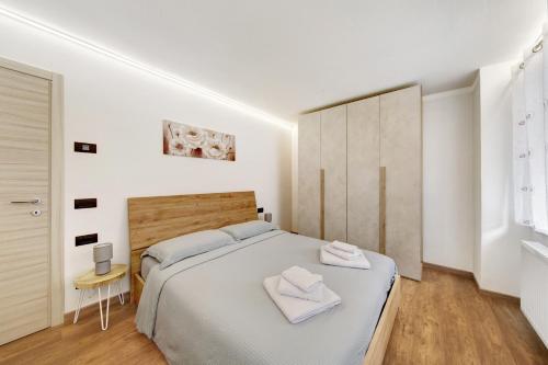 a bedroom with a bed with two towels on it at Appartamento Bucaneve - Padola in Padola