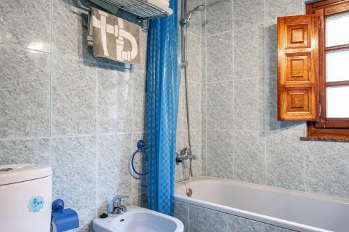 ein Badezimmer mit Toilette, Waschbecken und Badewanne in der Unterkunft Socastillo C in Fresnedo
