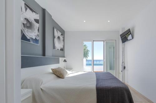 เตียงในห้องที่ Zahories Córner Mojácar sea views