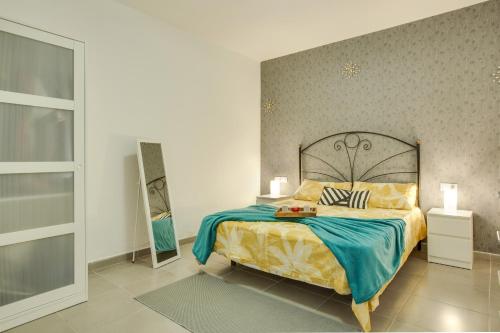 a bedroom with a large bed and a mirror at 1b Srv in Vecindario