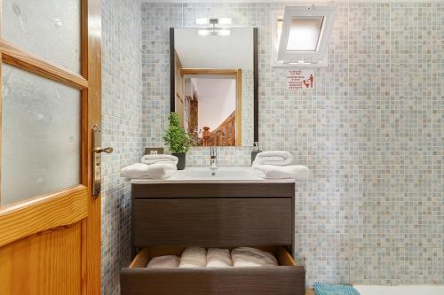 a bathroom with a sink and a mirror at Villa Christisay in San Bartolomé