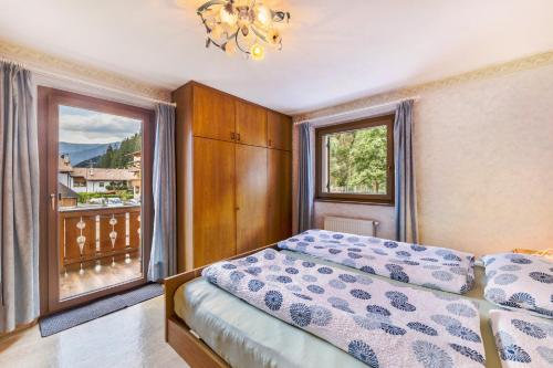 a bedroom with a bed and a window at Ferienwohnung Ainhauser in Campolasta