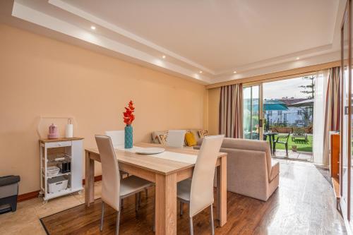 a dining room with a table and chairs at Casa Soeiro in Lagoa