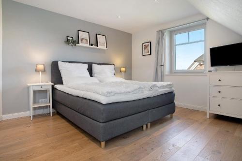 a bedroom with a large bed and a window at Meerzeit in Mellnitz