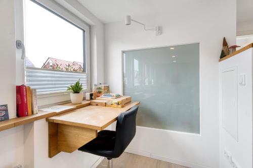 a home office with a wooden desk and a window at Ferienwohnung Feuerbach in Telgte