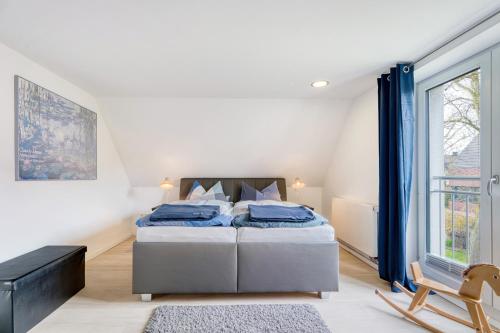 a bedroom with a bed and a large window at Ferienwohnung Feuerbach in Telgte