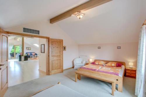 a bedroom with a bed and a table at Ferienwohnung Gelting in Geretsried