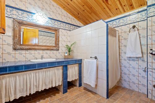 a bathroom with a sink and a mirror at Deltaprego in Deltebre