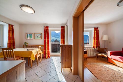 a living room with a table and a dining room at Gasserhof Ferienwohnung Gravenstein in Caines