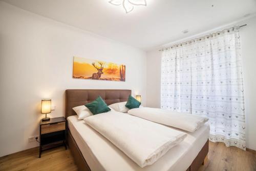 a bedroom with two beds and a window at Jj City Apartment in Lagundo