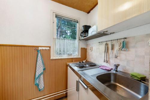 a small kitchen with a sink and a window at Bungalow 32 - Kimbucht in Reichendorf