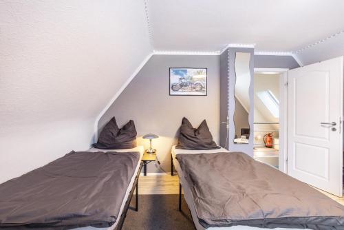 two beds in a room with a attic at Haus Falk in Zarpen