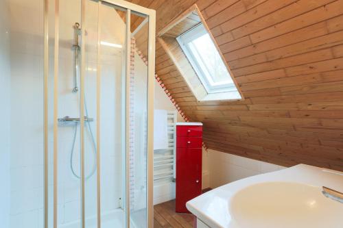 a bathroom with a shower and a sink at Bellevue rue de la petite corniche in Perros-Guirec